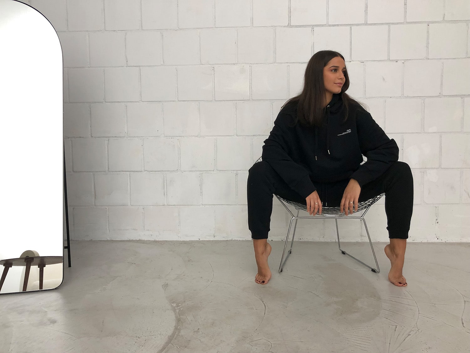 Schwarzer Oversize Hoodie und schwarzer Jogginghose von raise Sportswear