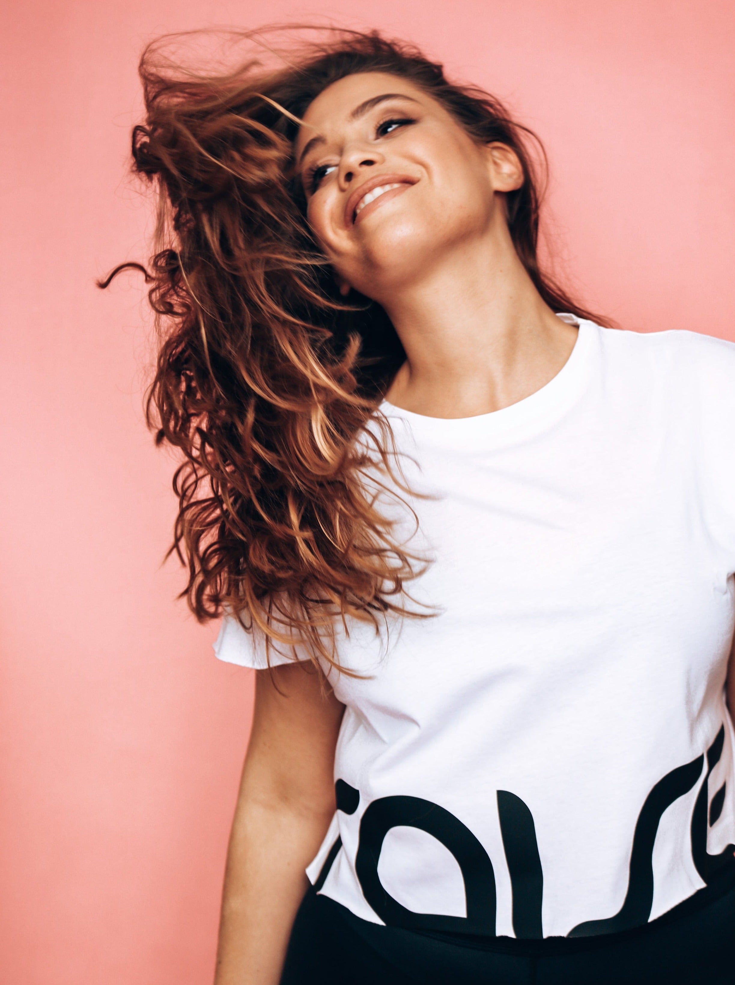 Weißes Crop Top mit großem Print von raise Sportswear