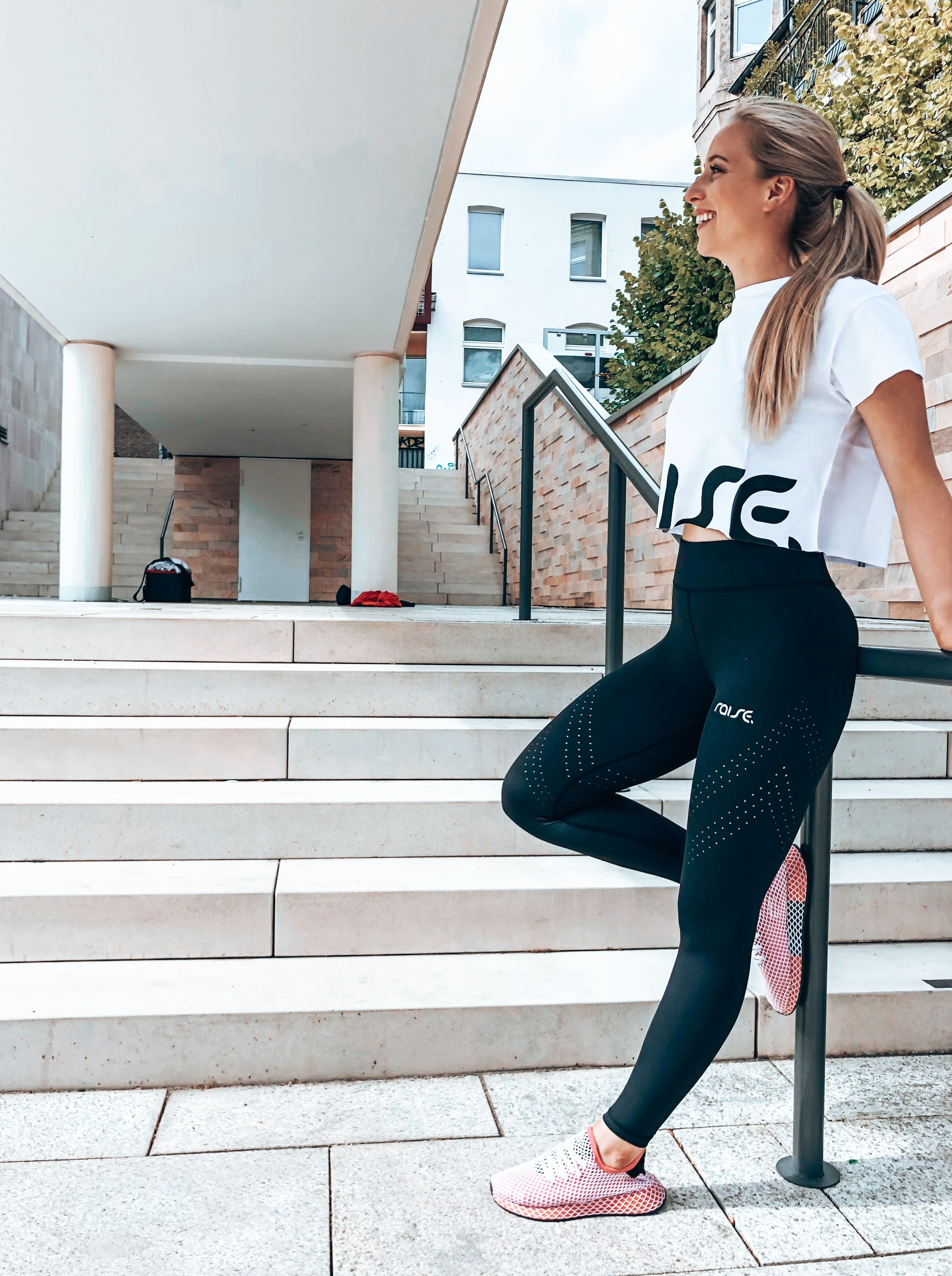 Weißes Crop Top mit großem Print von raise Sportswear