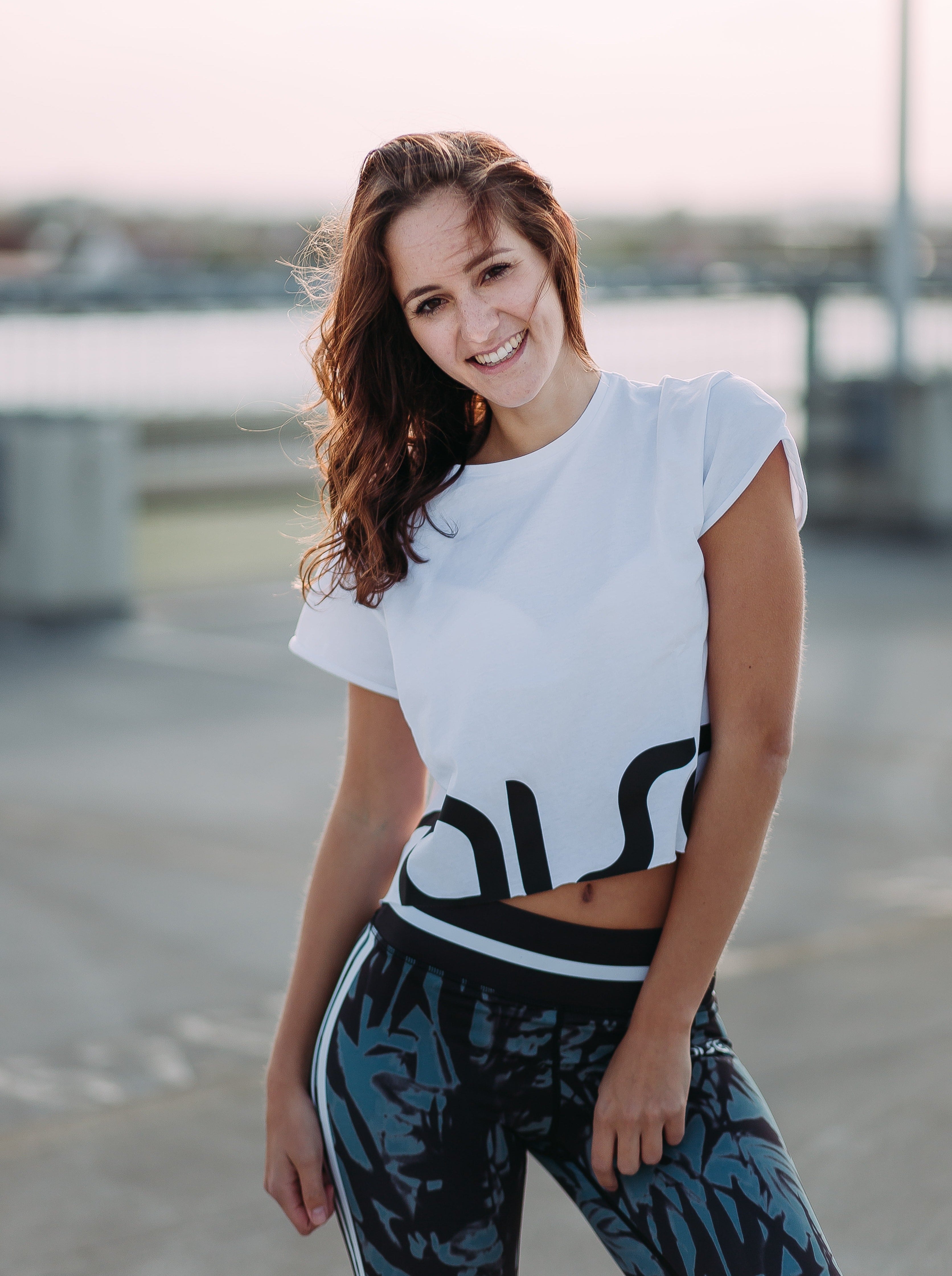Weißes Crop Top mit großem Print von raise Sportswear