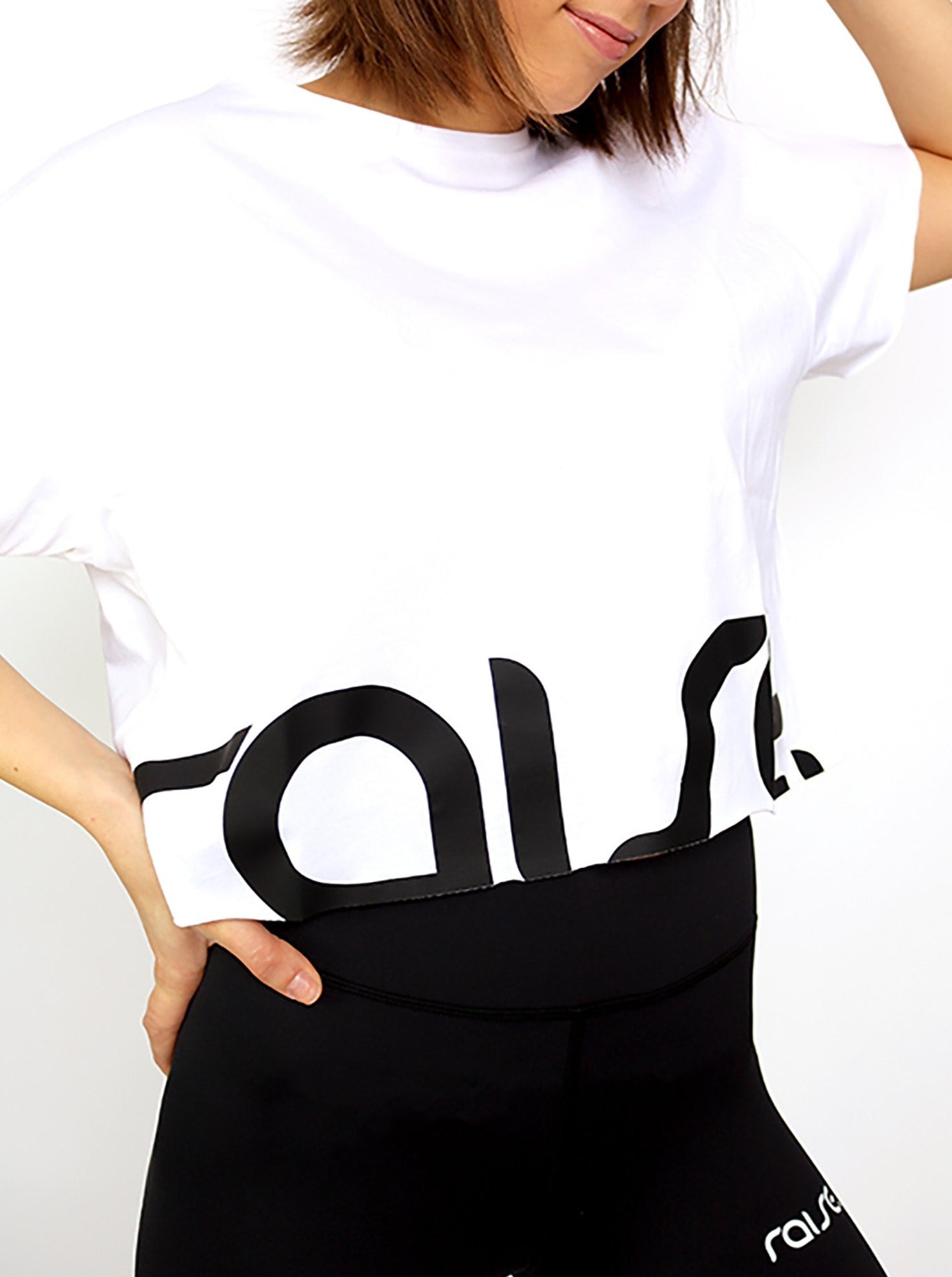 Weißes Crop Top mit großem Print von raise Sportswear