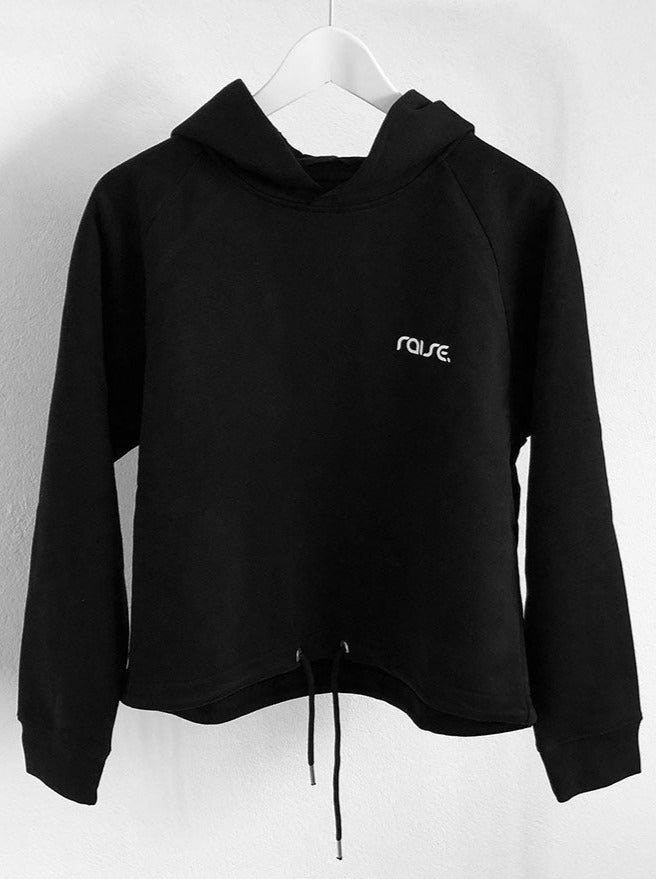 Schwarzer Hoodie von raise Sportswear mit Schnürung am Saum