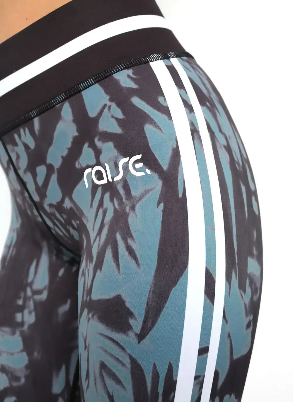 Detailaufnahme von grün schwarz weißer Sport Leggings von raise Sportswear