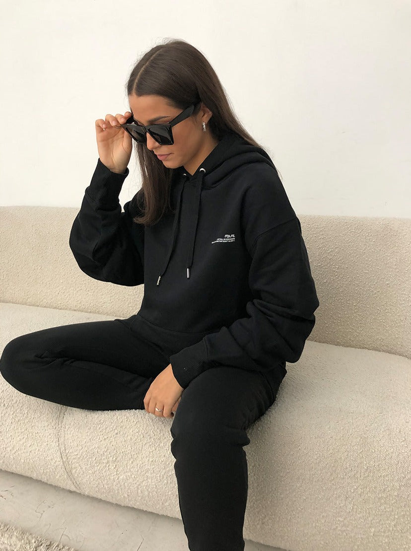 Schwarze Jogginghose und schwarzer Hoodie von raise Sportswear