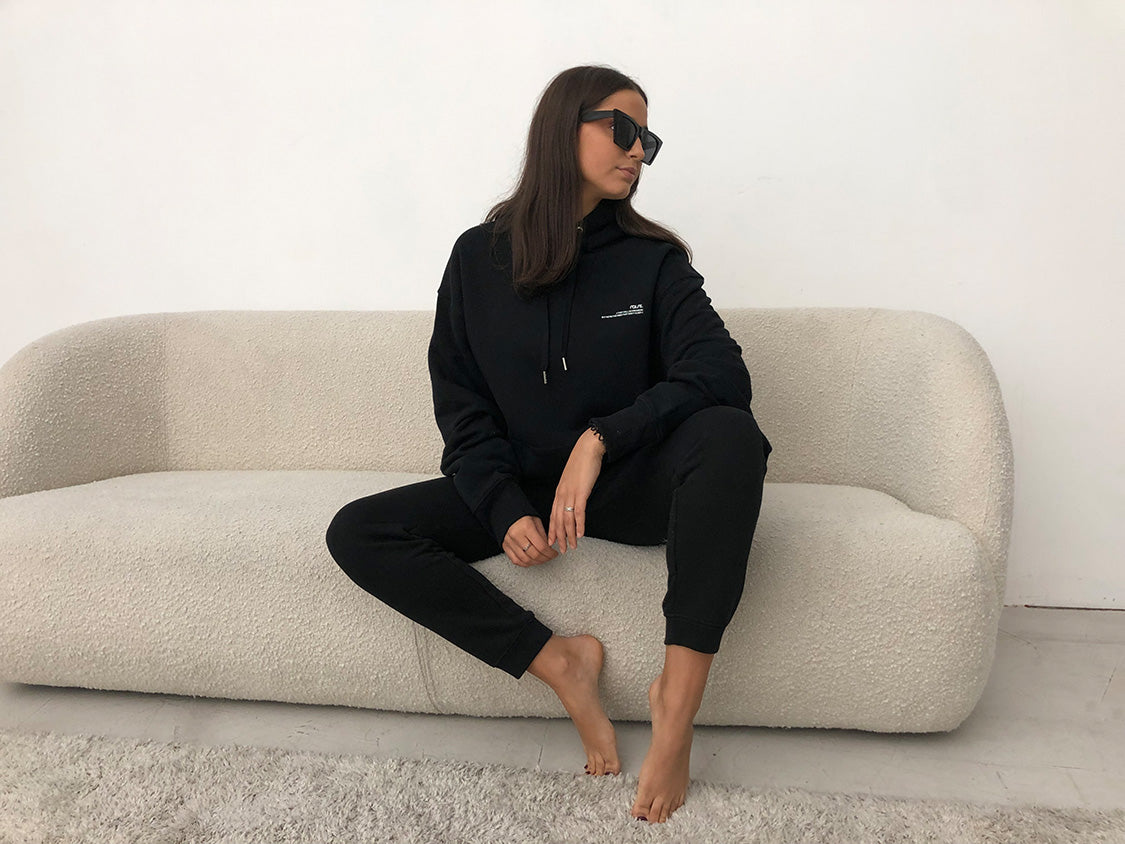 Schwarze Jogginghose und schwarzer Hoodie von raise Sportswear