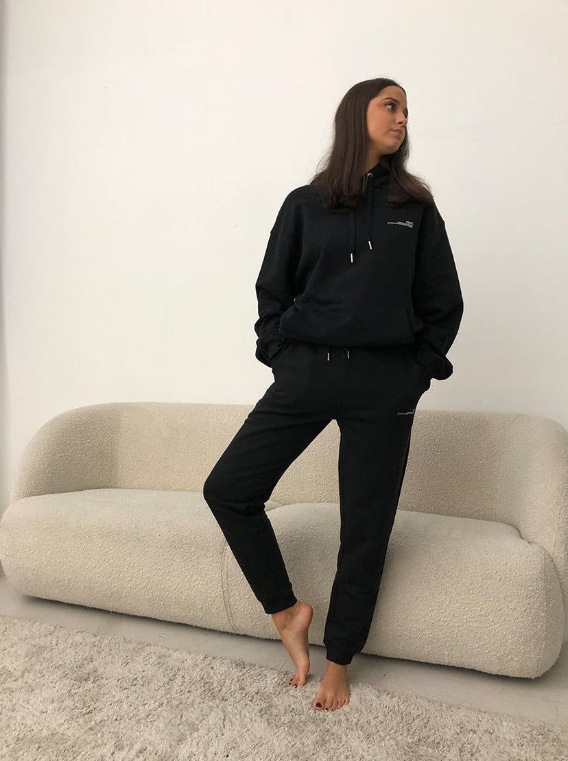 Schwarze Jogginghose und schwarzer Hoodie von raise Sportswear