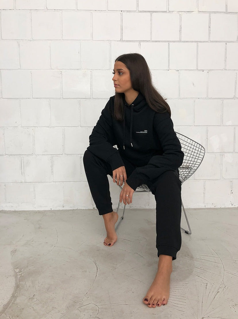 Schwarze Jogginghose und schwarzer Hoodie von raise Sportswear