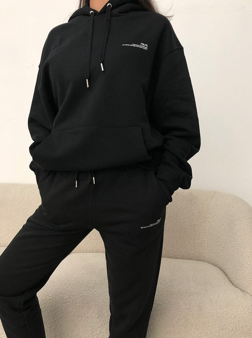 Schwarze Jogginghose und schwarzer Hoodie von raise Sportswear