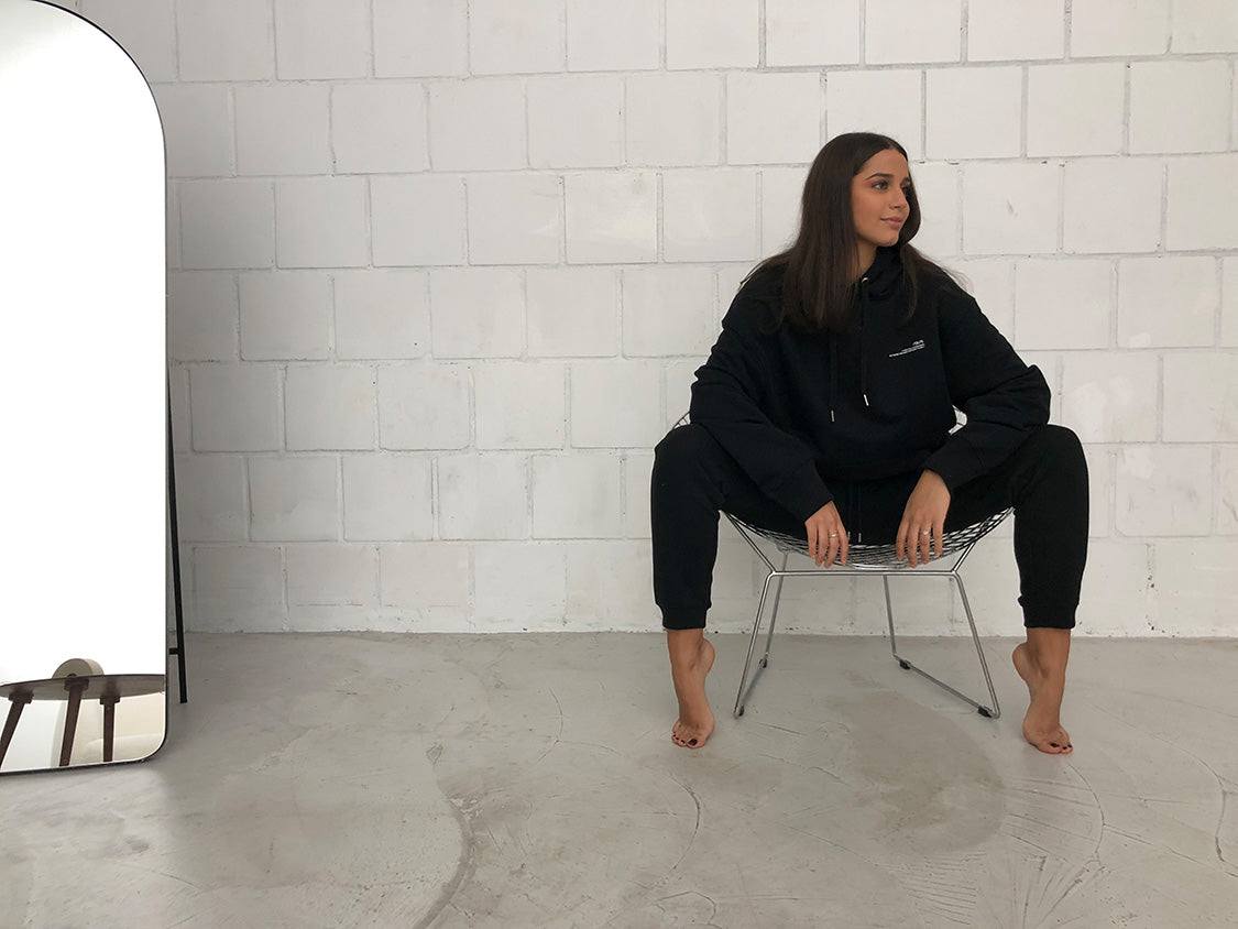 Schwarze Jogginghose und schwarzer Hoodie von raise Sportswear