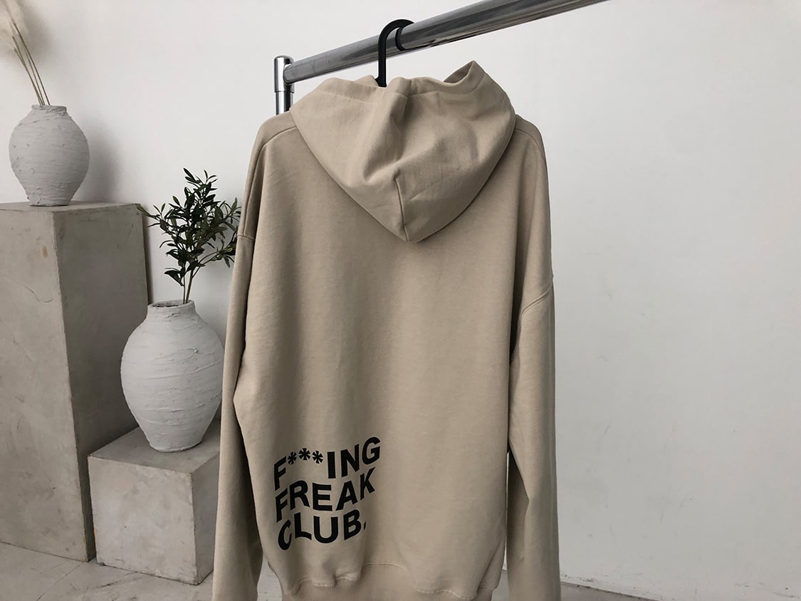 Beiger Oversize Hoodie von raise Sportswear mit Statement Print