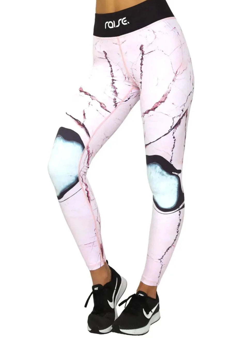 Beine von sportlicher Frau in rosa Sport Leggings von raise Sportswear