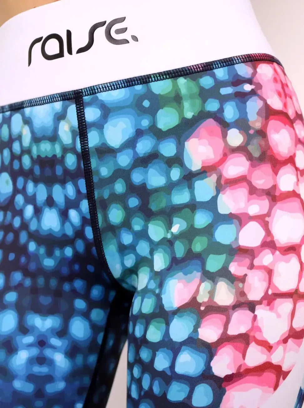 Detail Aufnahme von bunter Sport Leggings von raise Sportswear