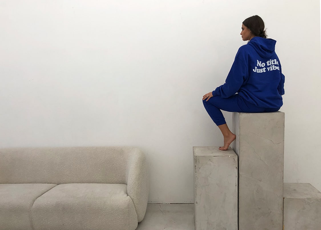 Blauer Oversize Hoodie mit Statement Print von raise Sportswear