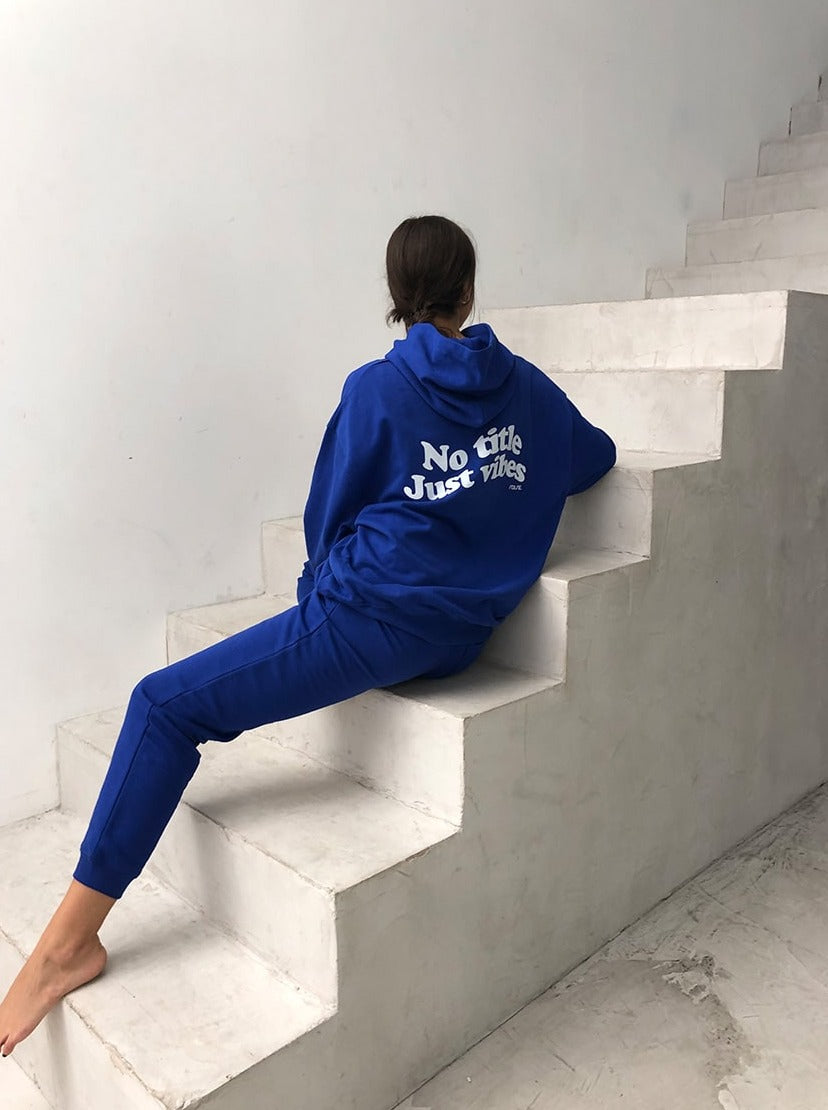 Blauer Oversize Hoodie mit Statement Print von raise Sportswear