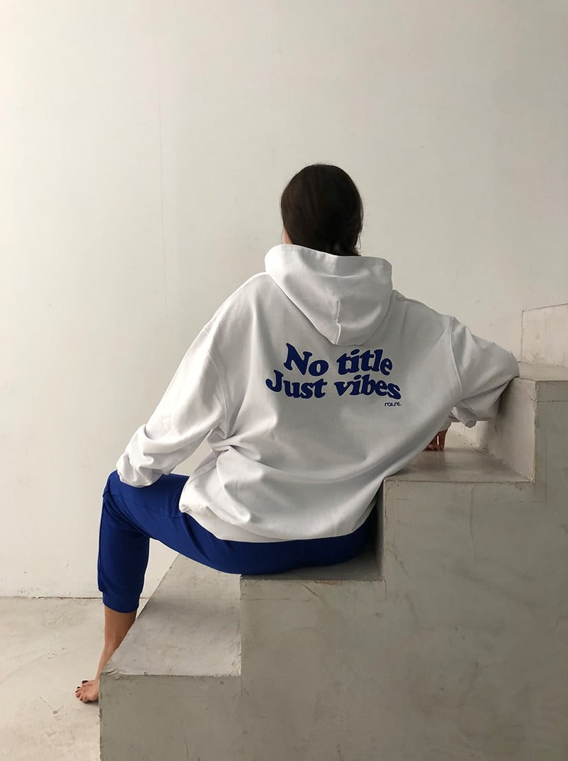 Weißer Oversize Hoodie mit Statement Print von raise Sportswear