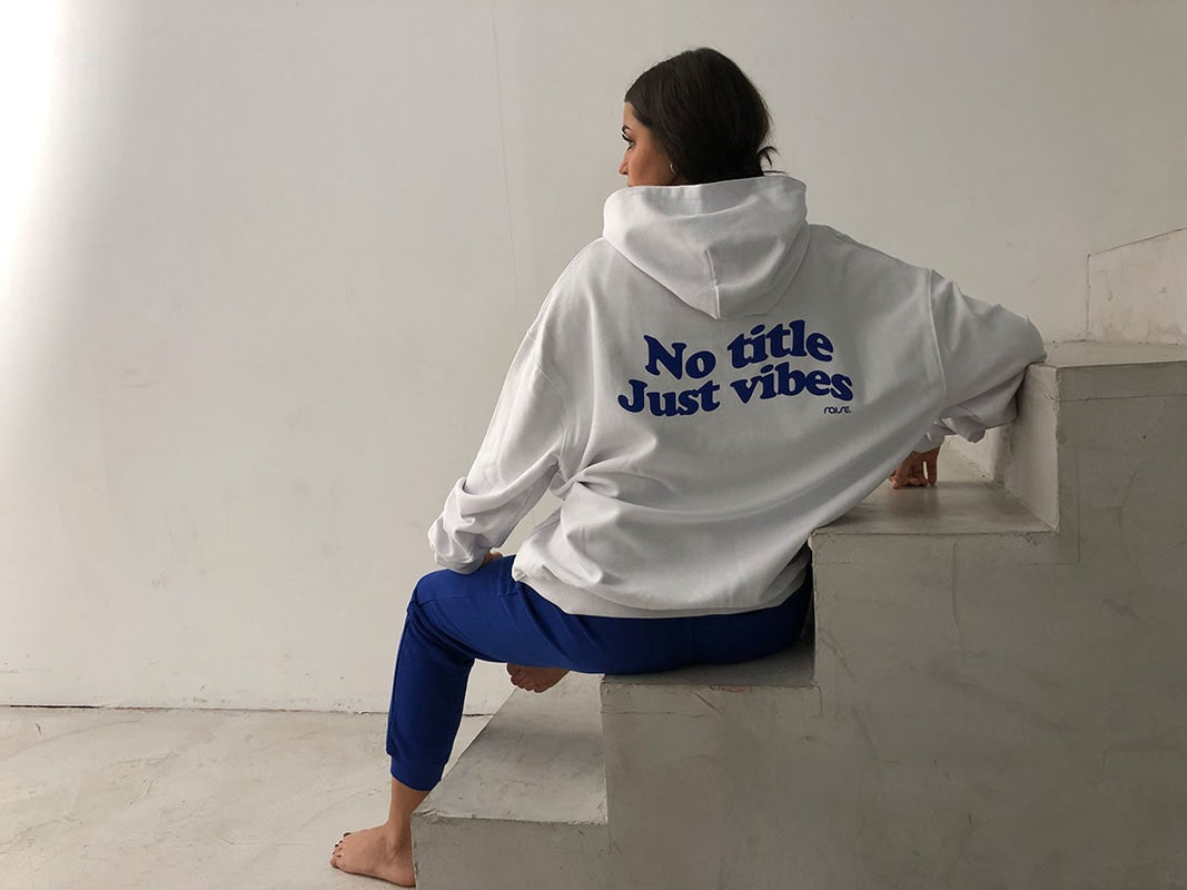 Weißer Oversize Hoodie mit blauem Statement Print von raise Sportswear